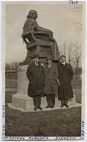 John Carroll statue and students, 1913