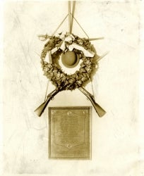 Photograph of wreath on the bronze WWI Law Library plaque